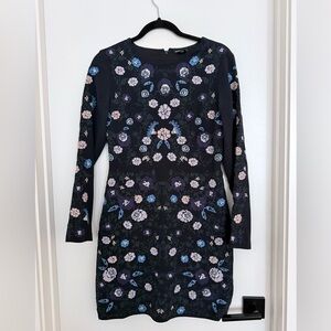 Club Monaco Size 4 Kasienna in navy blue with long sleeves and floral embroidery